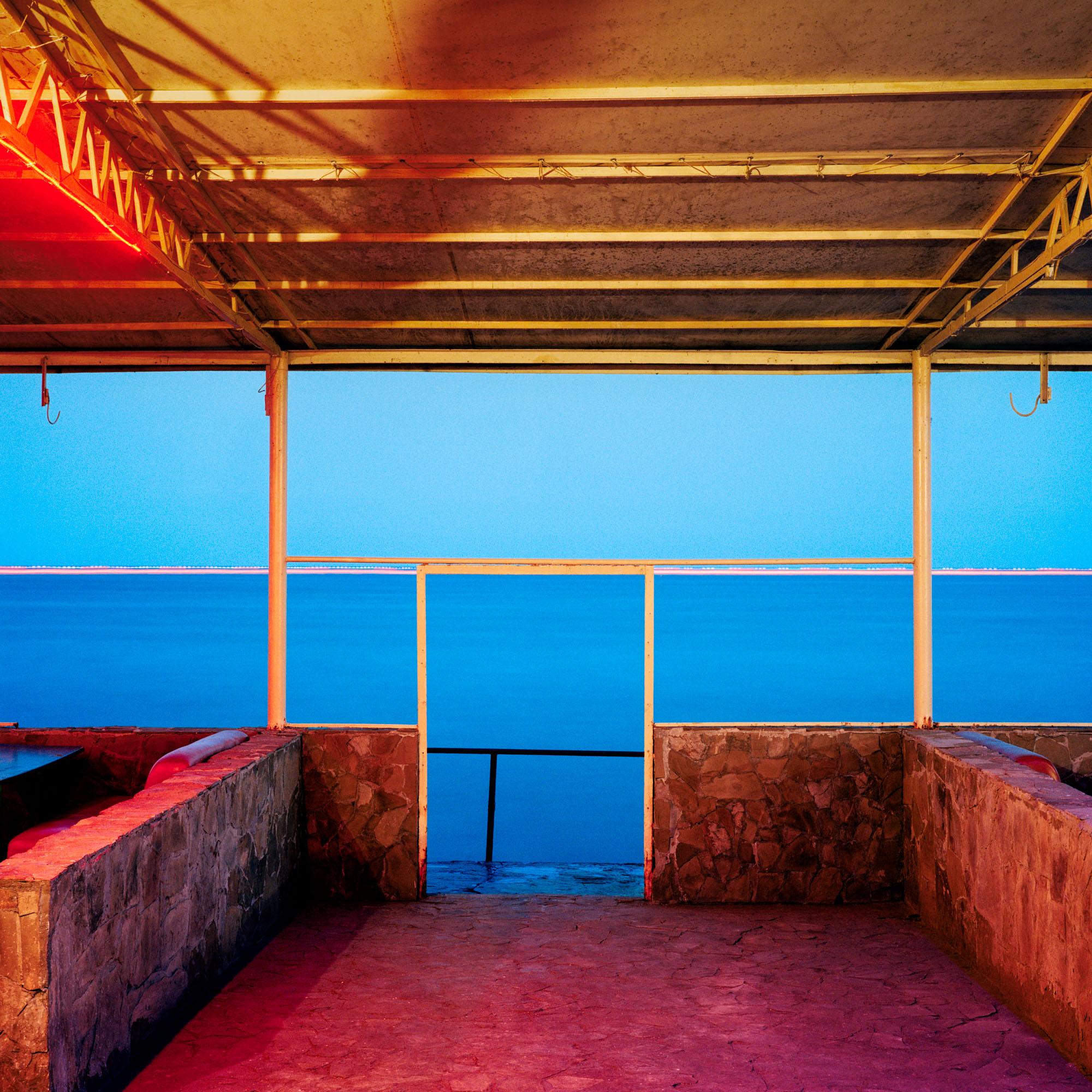 Été 2021. Ukraine. Vue sur la mer d’Azov depuis le Santa Barbara, une boîte de nuit sur le front de mer de Marioupol. Summer 2021. Ukraine. View of the Sea of Azov from the Santa Barbara, a nightclub on the Mariupol waterfront.